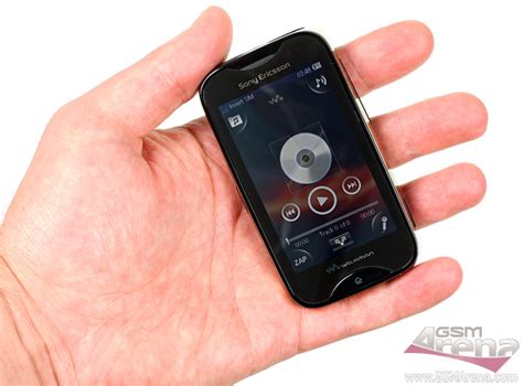 Sony Ericsson Mix Walkman drops by – flaunts music skills