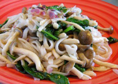 Shemeji Mushroom Stir Fry with Ginger, Garlic, Spinach and Red Onion