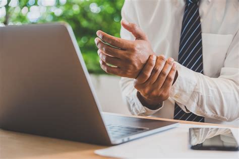 Hand and Wrist Pain After a Car Accident | Kaine Law