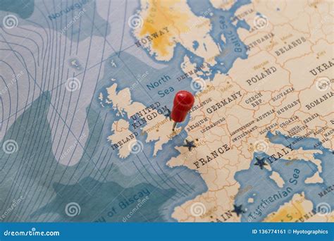 Londres En El Mapamundi - Un Perno En Londres, Inglaterra En El Mapa Del Mundo Imagen de archivo ...