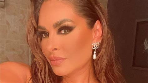 Galilea Montijo sube la temperatura como diablita con jumpsuit rojo de ...