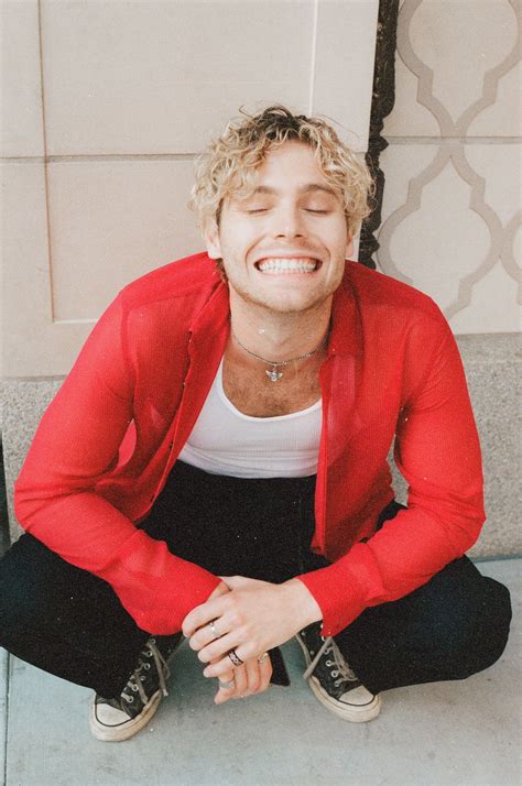 Luke hemmings on – Artofit