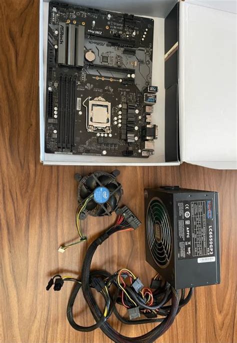Procesor Intel i5 9400F skupaj z matično in razni računalniški kosi