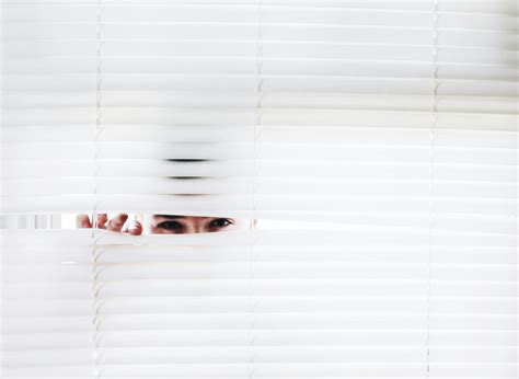 Fotografia De Uma Pessoa Espiando · Foto profissional gratuita