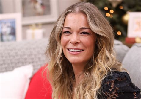 LeAnn Rimes strips down for World Psoriasis Day