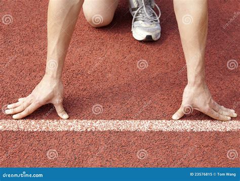 старт гонки спортсмена стоковое изображение. изображение насчитывающей ...