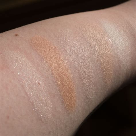 HOURGLASS Ambient Lighting Finishing Powder