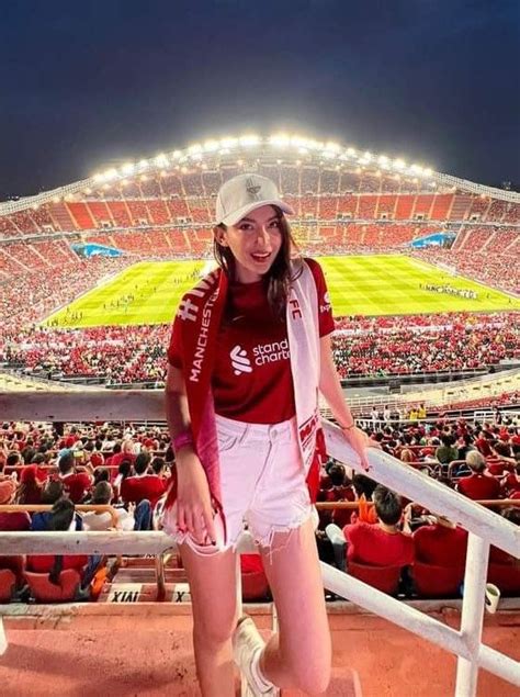 8 Outfit Nonton Bola untuk Perempuan yang Stylish dan Keren