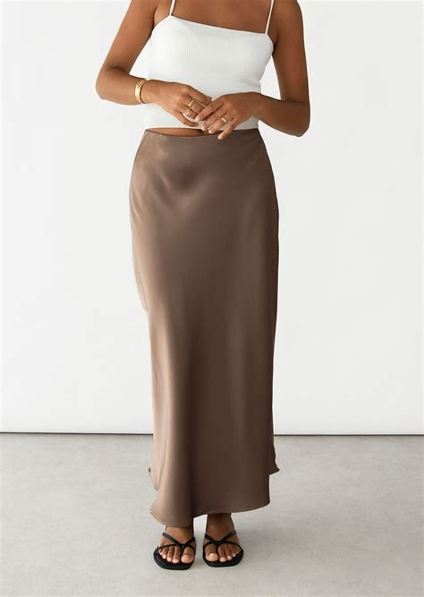 Long satin skirt – Outfitbook.fr