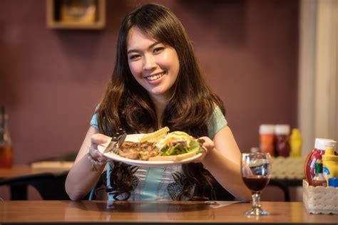 รูปภาพ : ส้อม, คน, หญิง, ร้านอาหาร, ส่วนหนึ่ง, หนุ่มสาว, มื้ออาหาร, การ