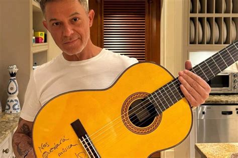 Guitars donated by Alejandro Sanz or Estopa for those affected by the ...