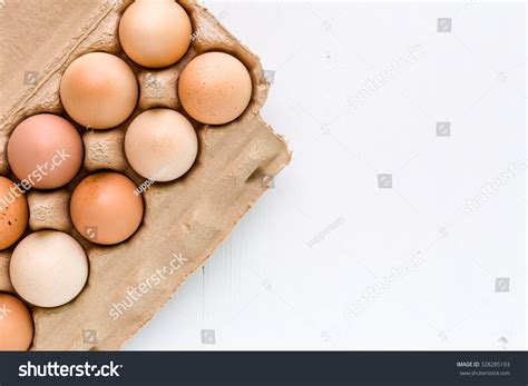 Стоковая фотография 328285193: Свежие яйца на белом фоне | Shutterstock