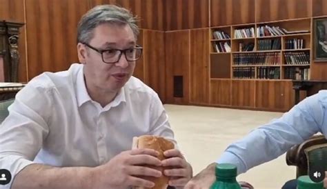 Video: Objavljen video kako Vučić, Mali i Momirović jedu sendvič sa ...