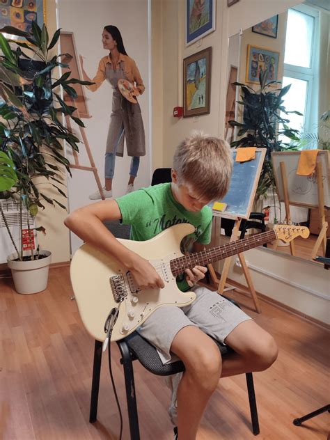 Online Guitar Lessons for All Ages and Skill Levels – News Montessori ...