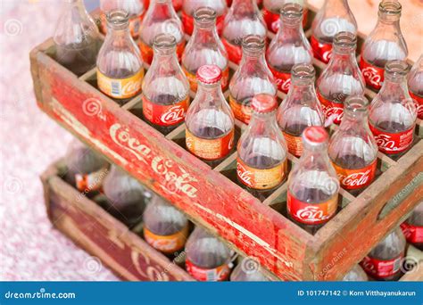 Бутылка винтажной старой ретро кока-колы стиля стеклянная Редакционное ...