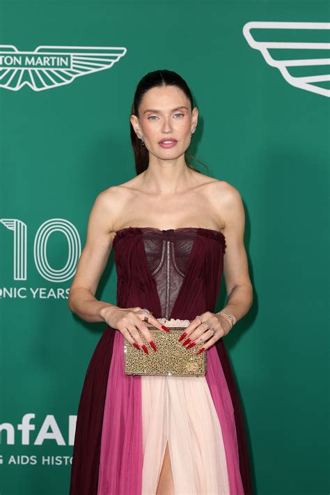 Bianca Balti arriva a Cannes: gonna multicolor e spacco per l'evento di