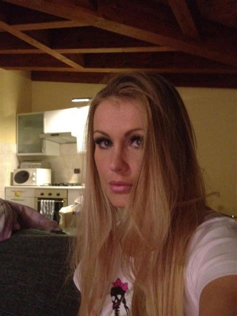 Eva Henger stende i suoi fan