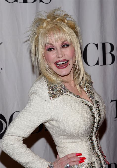 Why Dolly Parton Wears Nude Fingerless Gloves | PS Fashion
