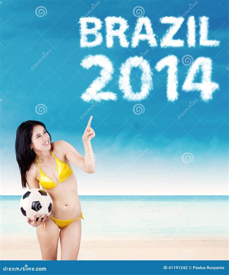 Donna Sexy Che Indica Ad Un Testo Del Brasile Fotografia Stock
