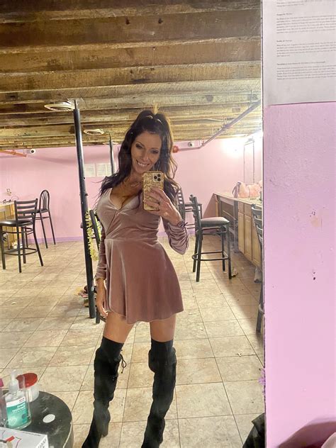 Busty granny 💕💕💕 | Scrolller