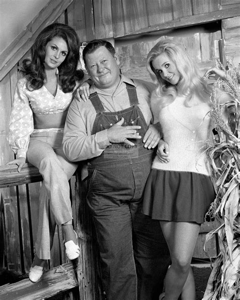 DIANNA SCOTT, JUNIOR SAMPLES AND GUNILLA HUTTON IN "HEE-HAW" 8X10 PHOTO