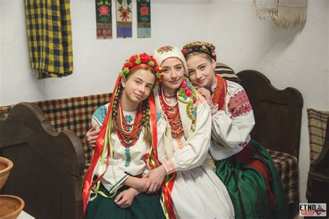 Українська Сім'я у строях східного Поділля (Фото)