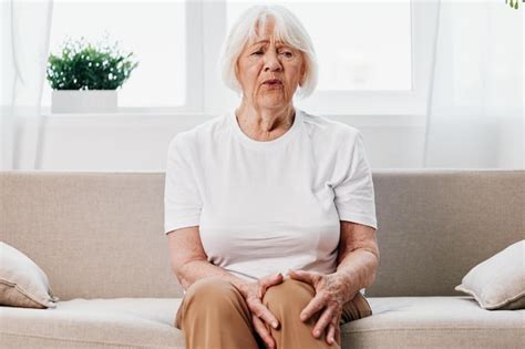 Femme âgée Douleur Intense Dans La Jambe Assise Sur Le Canapé Problèmes
