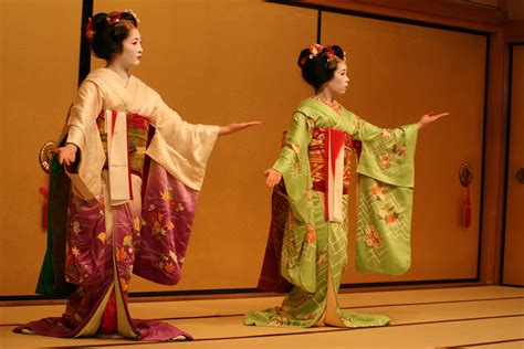 The Flower and Willow World: Recognizing Historical and Modern Geisha
