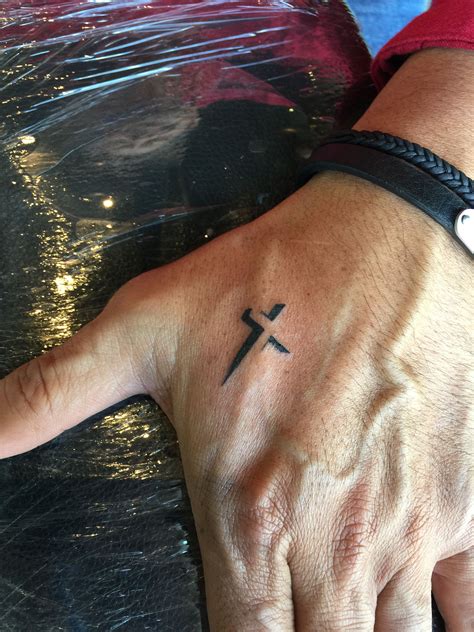 Pin by Hector Gutierrez on tatuajes | Simple tattoos for guys, Cross ...