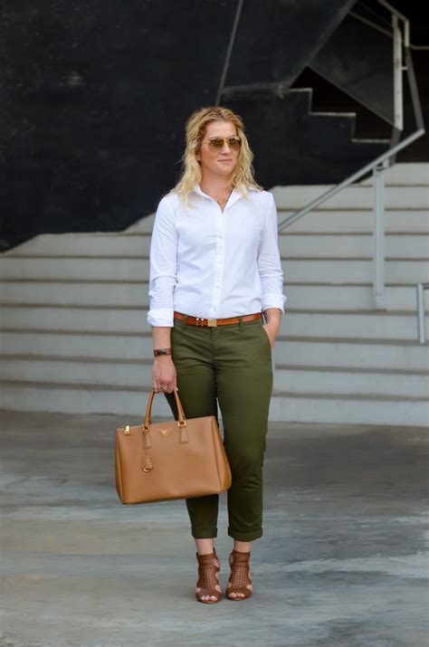 How to Dress Up an Olive Chinos Outfit