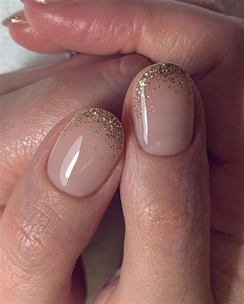 Clean girl nails: Trend w manikiurze, który pokochały gwiazdy