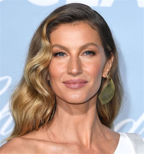 7 Wellness Essentials Gisele Bündchen Always Carries in Her Bag | Vogue
