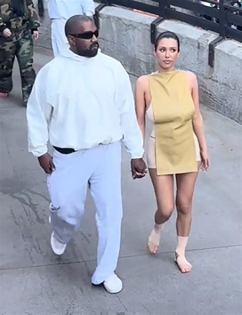 Vợ Kanye West quấn băng 'làm dép' đi chơi Disneyland - Ngôi sao