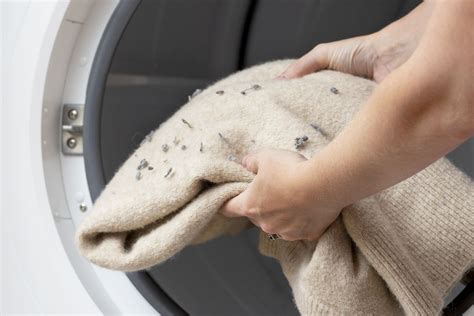 reduce  remove lint  clothes  upholstery