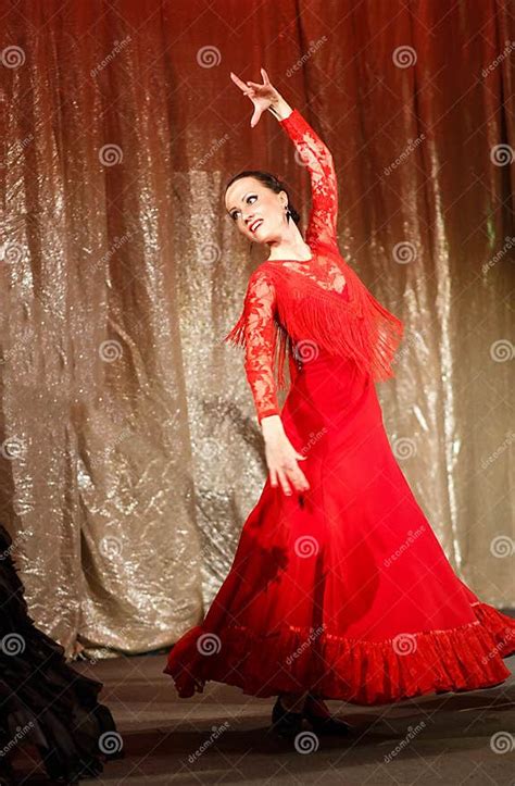 Emotionaler Flamenco-Tanz. Zwei Tänzer Tanzen Auf Der Bühne Des Theaters. Stockbild - Bild von