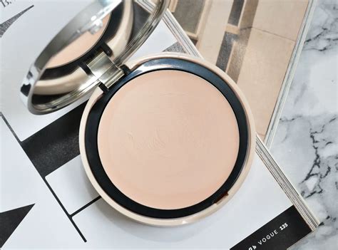 Компактная тональная основа Pupa Active Light Cream Foundation