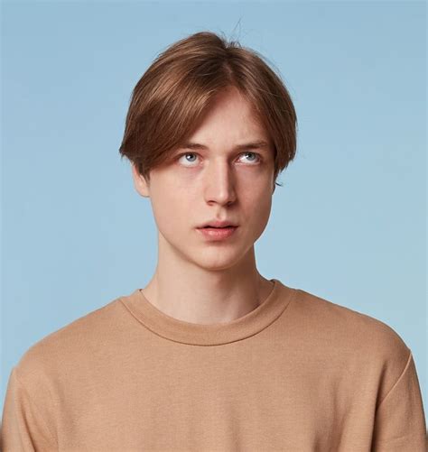 20 Incredible Middle Part Hairstyles for Men (2025 Guide)