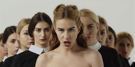 Ревю: Мила Роберт – Нещо Грубо – Teen Station