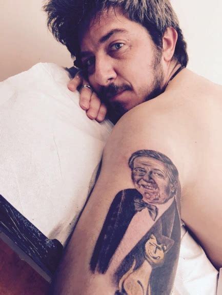 paolo ruffini esagera corrado tatuato sul braccio guarda cronaca