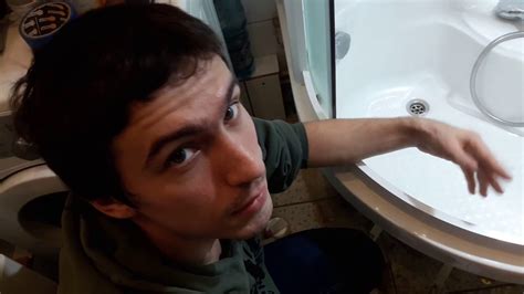 Как спасти душевой поддон. Часть 1. Чем заделать дыру в ванне или ...