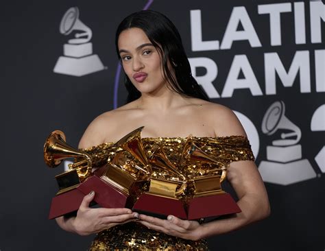Rosalía triunfa en los Latin Grammy con cuatro premios y con censura