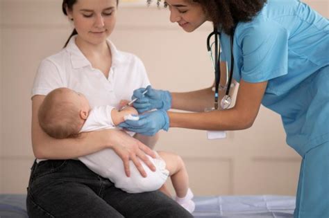 Qual A Primeira Vacina Que O Bebe Toma Ao Nascer - Vacinação infantil: quais imunizantes devem ser aplicados nos primeiros ...