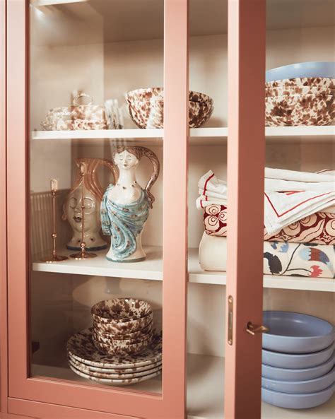 A pink kitchen with shaker-style kitchen cabinets - COCO LAPINE DESIGNCOCO LAPINE DESIGN