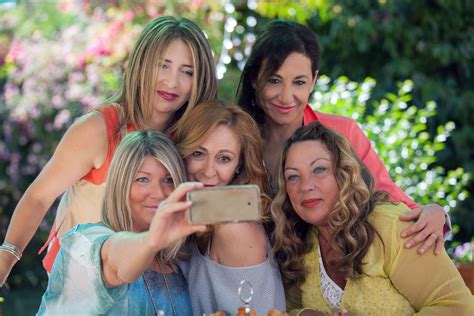 Tips for Middle-Aged Women on How to Look Stunning in Photos | The New