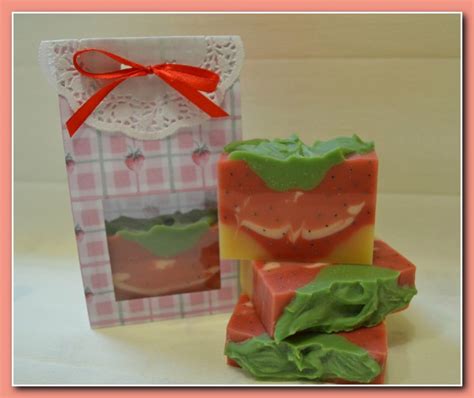 Моя косметическая мануфактура.: Натуральное мыло "Спелая клубничка"