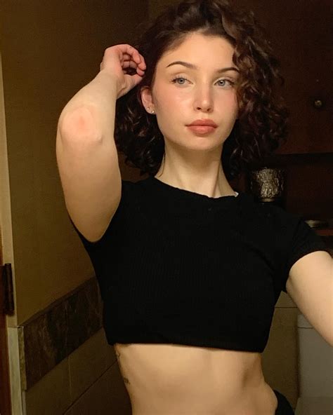 Anika Hennig | The curls really do be curling | Instagram