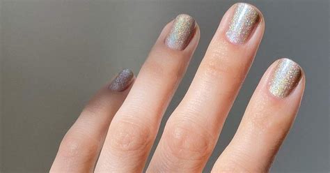 20 diseños de uñas acrílicas cortas para todos los gustos