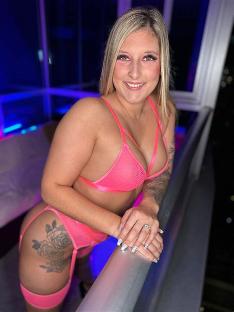 TW Pornstars - Hotwife Lexi Love 🛩 Exxxotica Chi. 4/20-23. Twitter