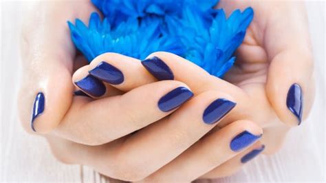 Modele unghii gel albastre - Manichiura cu efect relaxant