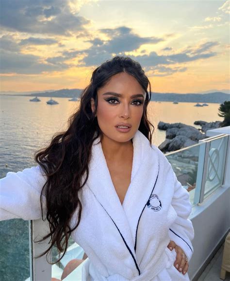 Salma Hayek: Το κόλπο της για να καλύπτει τα γκρίζα μαλλιά - Real.gr